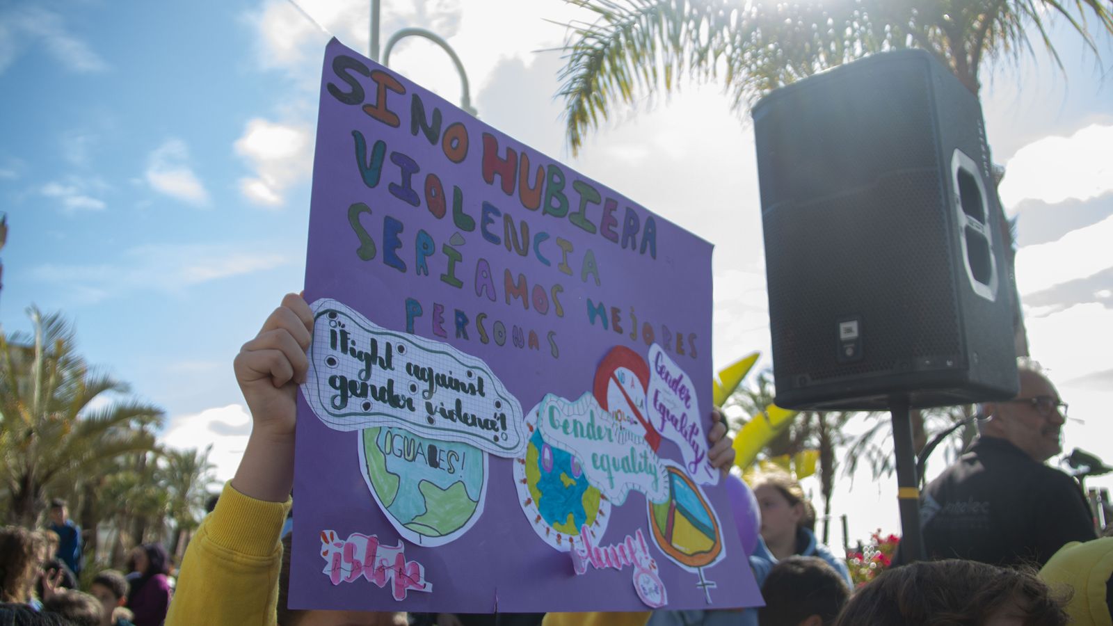 Una joven levanta una de las pancartas reivindicativas