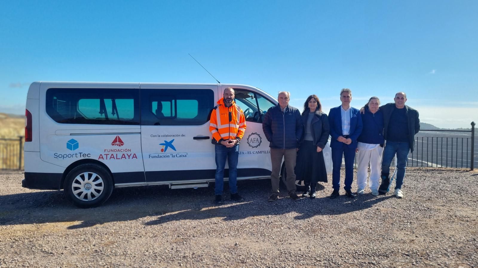 El nuevo vehículo adaptado de la Asociación de Familiares de Enfermos de Alzheimer y otras demencias similares El Campillo.