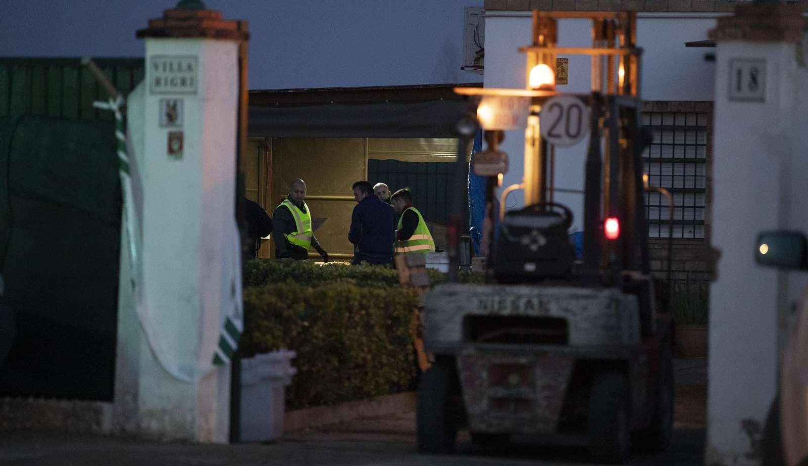 La Guardia Civil, este jueves, en la casa en la que se encontró el tabaco de contrabando.