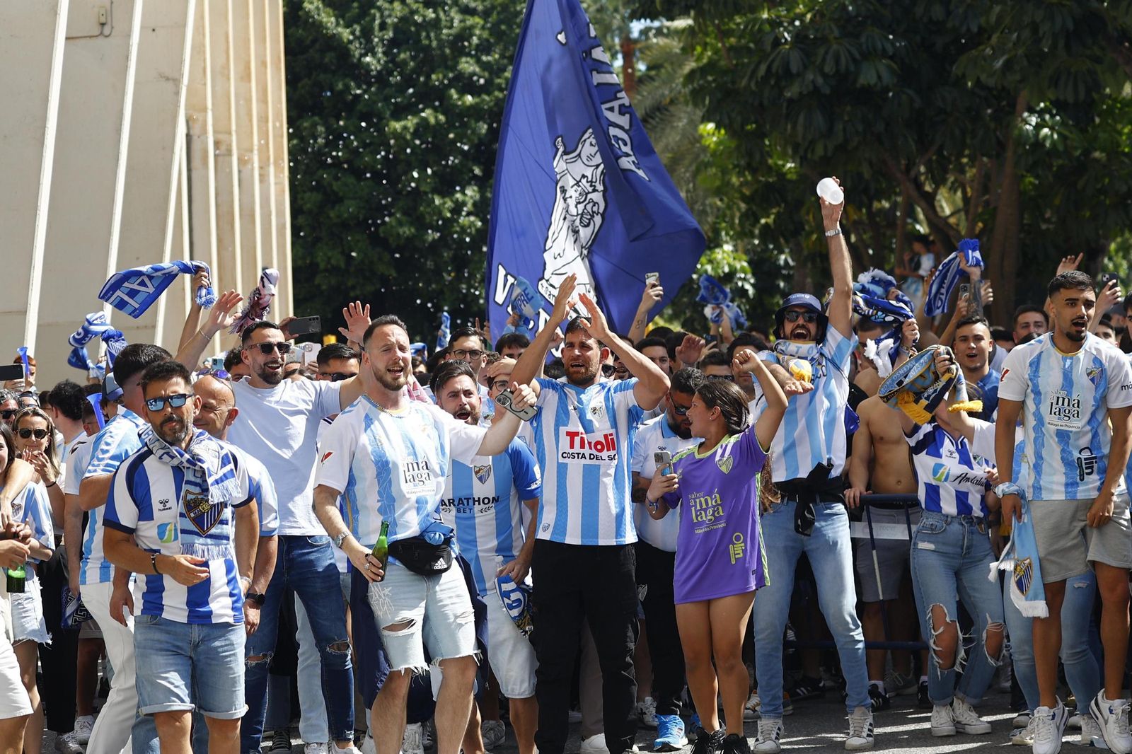 Búscate en las fotos del tremendo recibimiento previo al Málaga CF-Granada