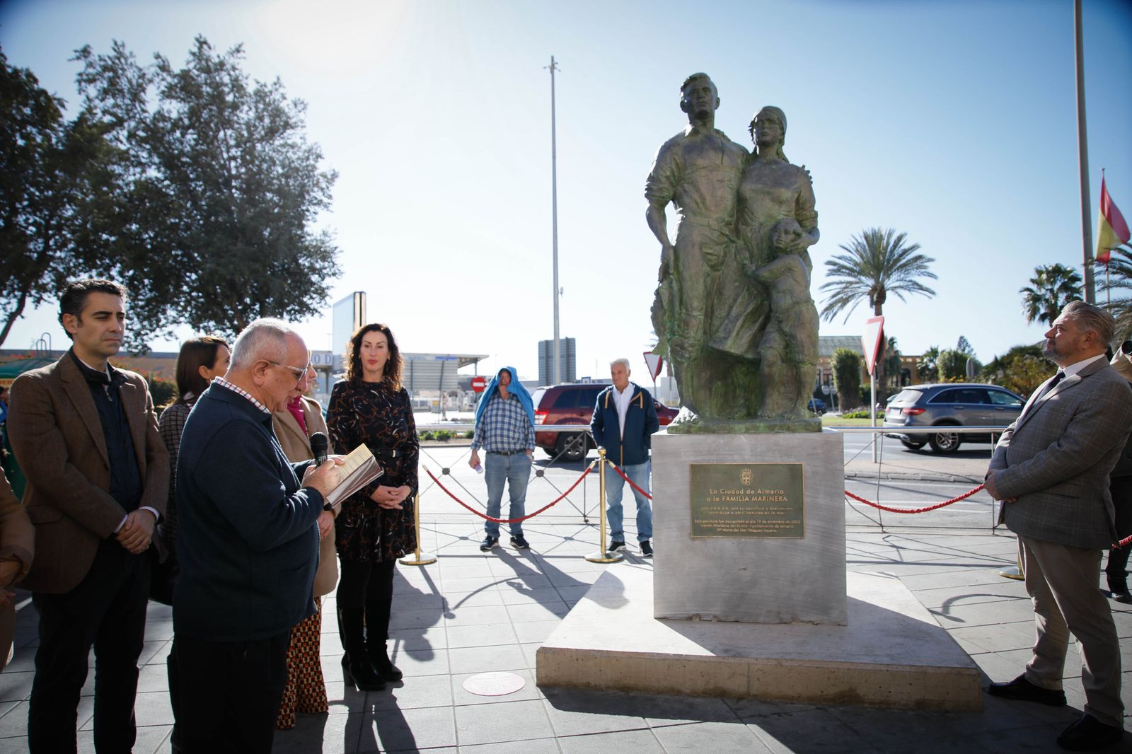 Imágenes de la inauguración sobre escultura ‘Familia Marinera’, del escultor Francisco Javier Galán, en homenaje a las familias de pescadores en Pescadería-La Chanca