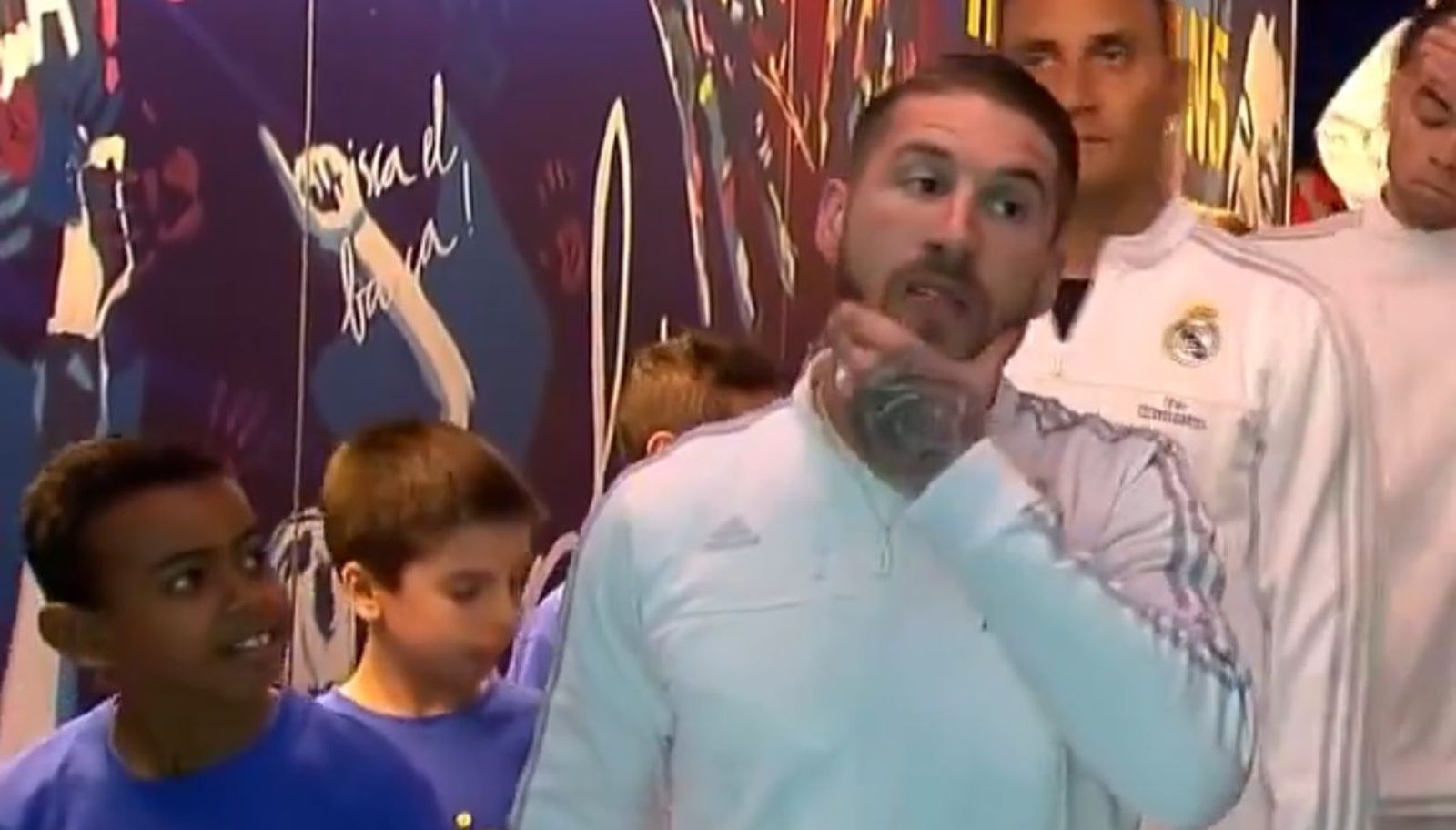 Lamine Yamal, de la mano de Ramos en un FC Barcelona-Real Madrid