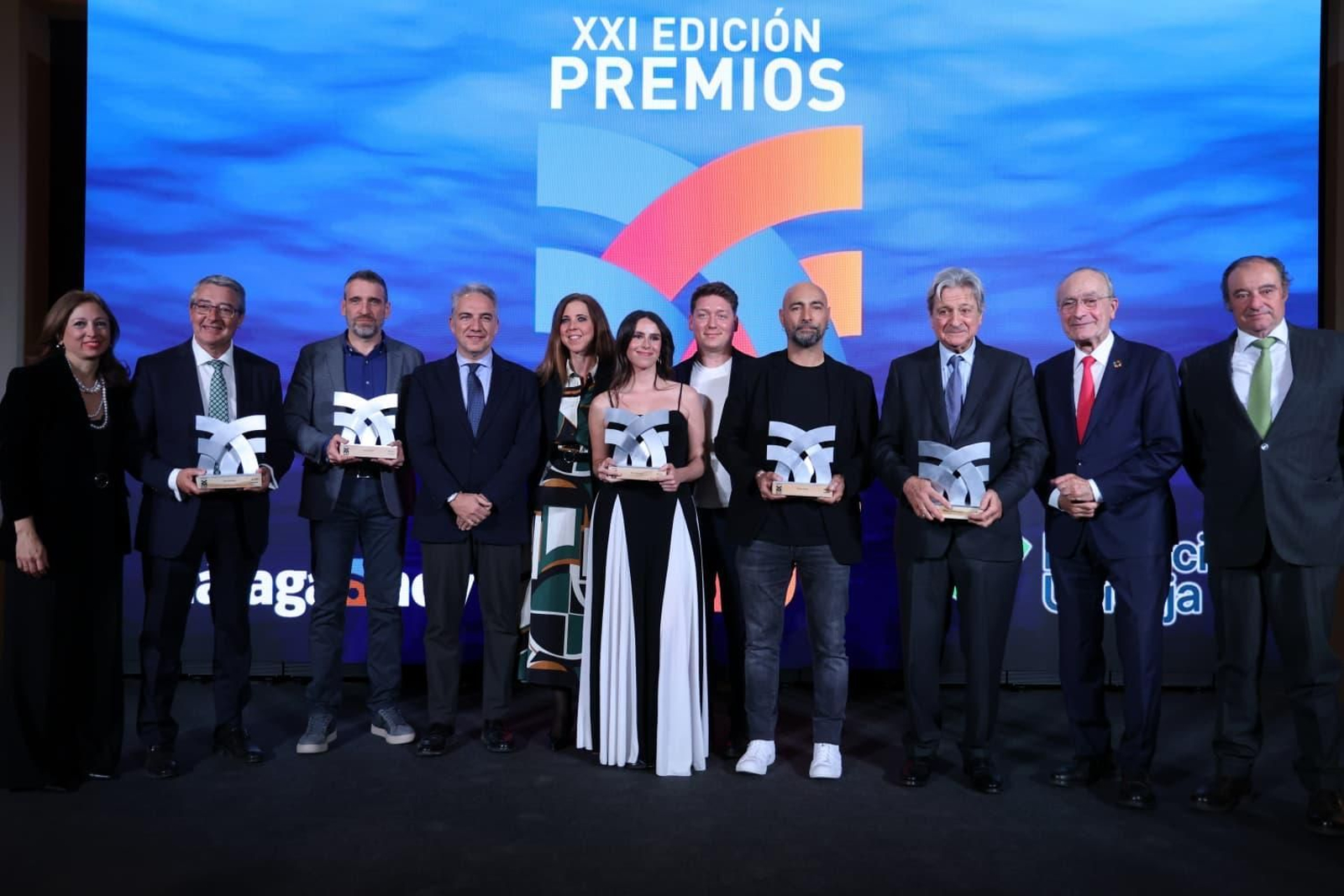 Foto de familia de premiados y autoridades.