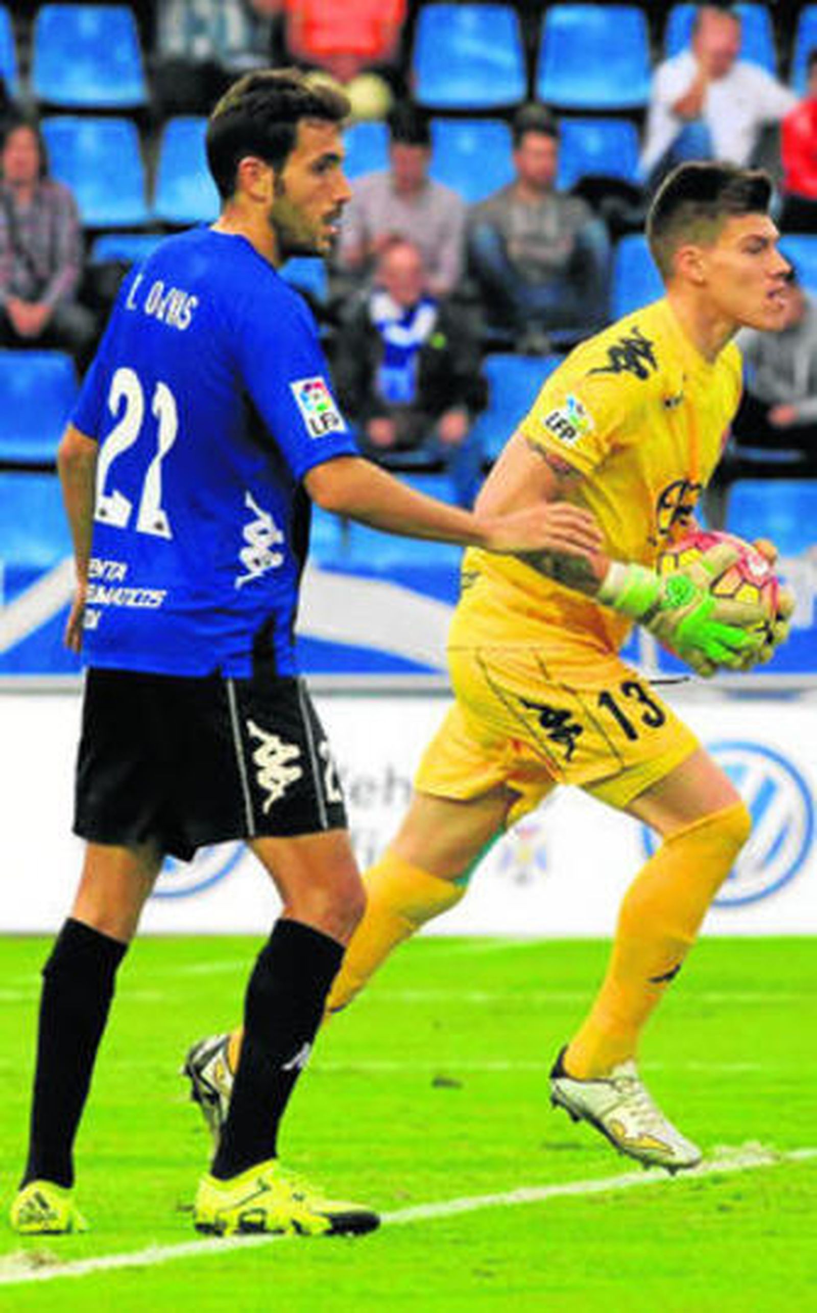 Isaac Becerra se dispone a lanzar un balón en presencia del excordobesista Kiko Olivas.