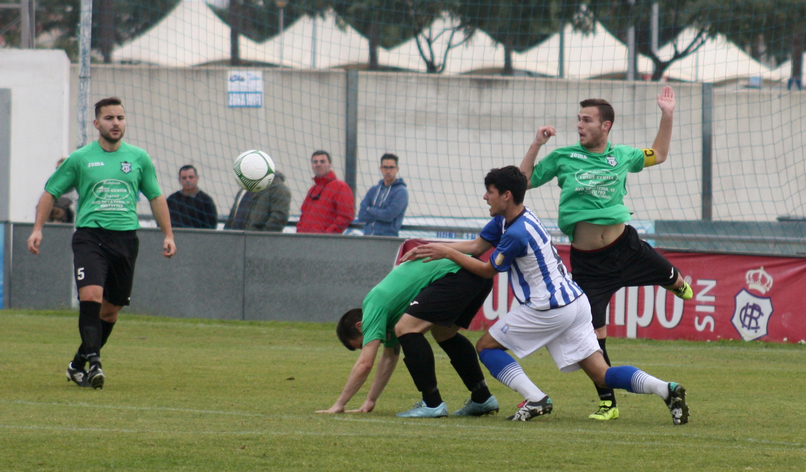 El recreativista Javier Misffut pugna con dos contrarios por el balón en un partido.