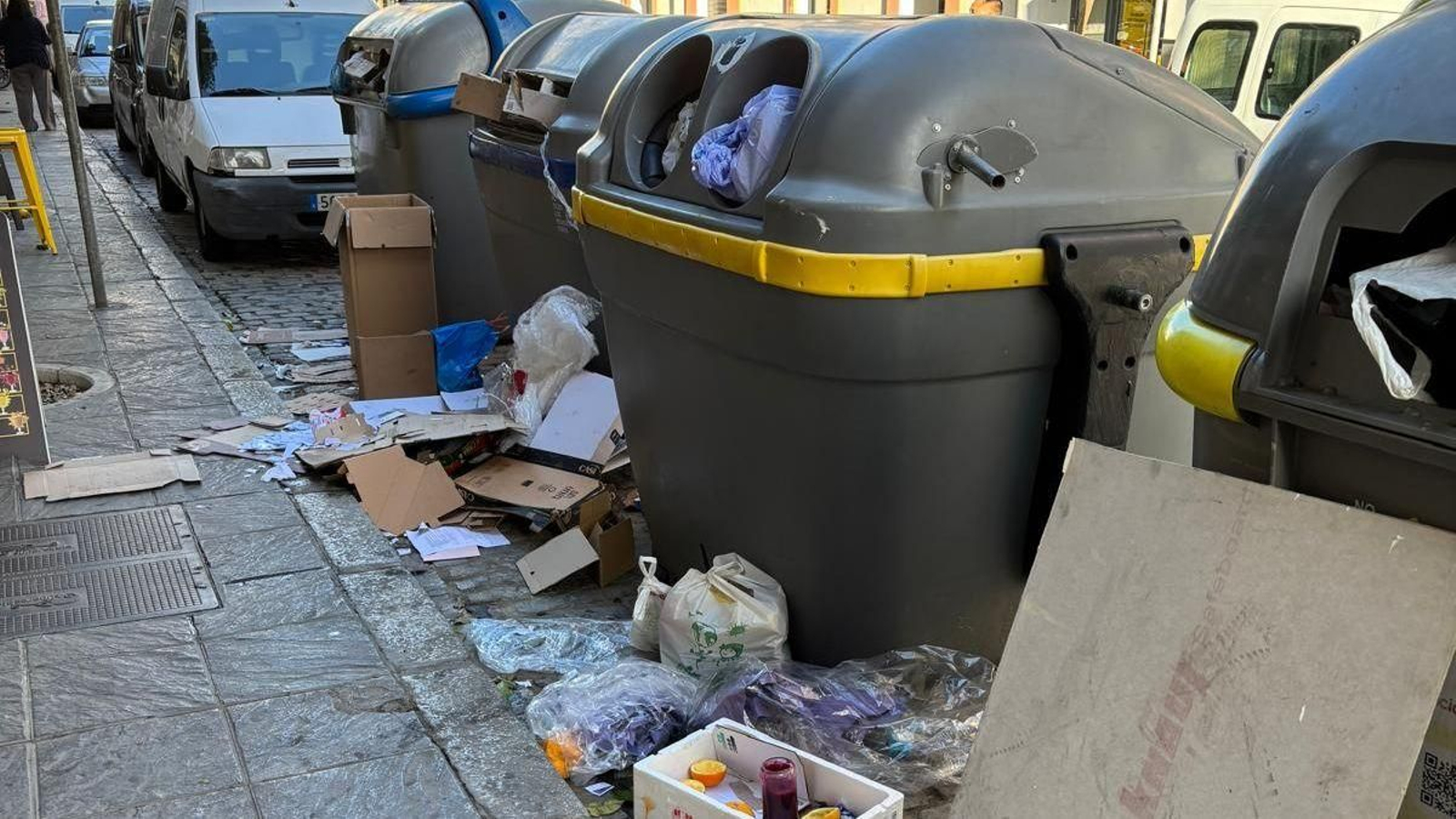 Contenedores a rebosar en Triana