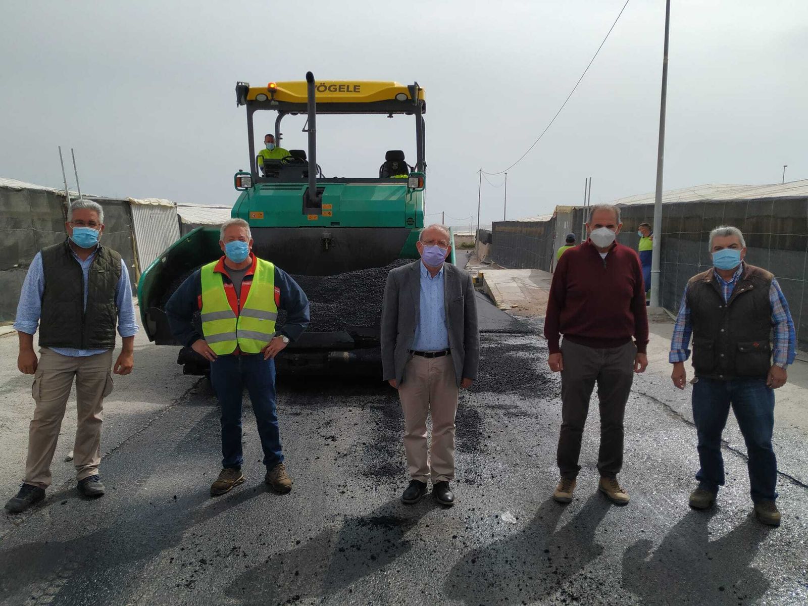 El alcalde de Vícar, en el centro de la imagen, durante unas obras de acondicionamiento y arreglo de caminos rurales en el municipio este mismo año.