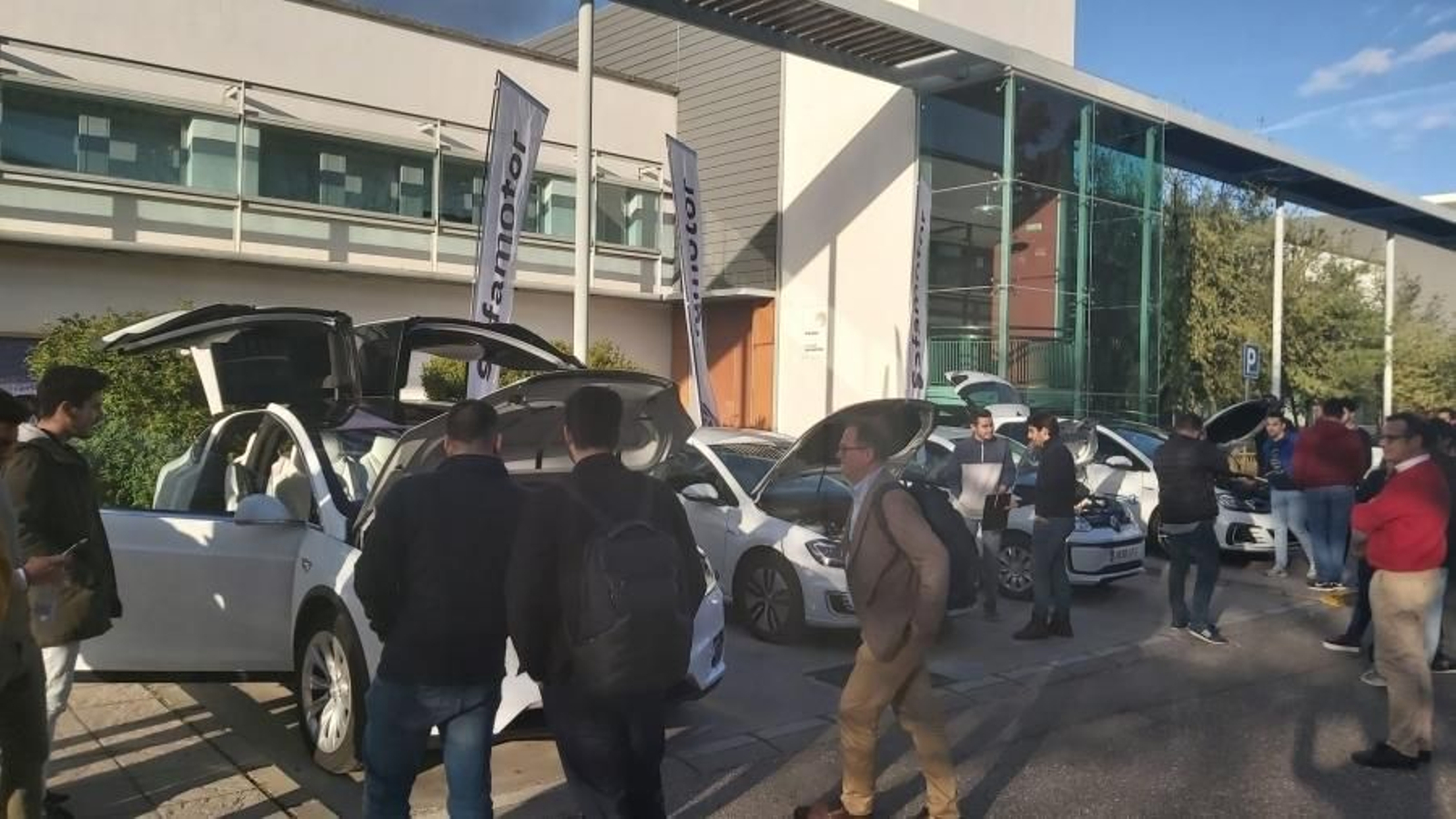 Algunos de los vehículos eléctricos que se pueden ver en Rabanales.