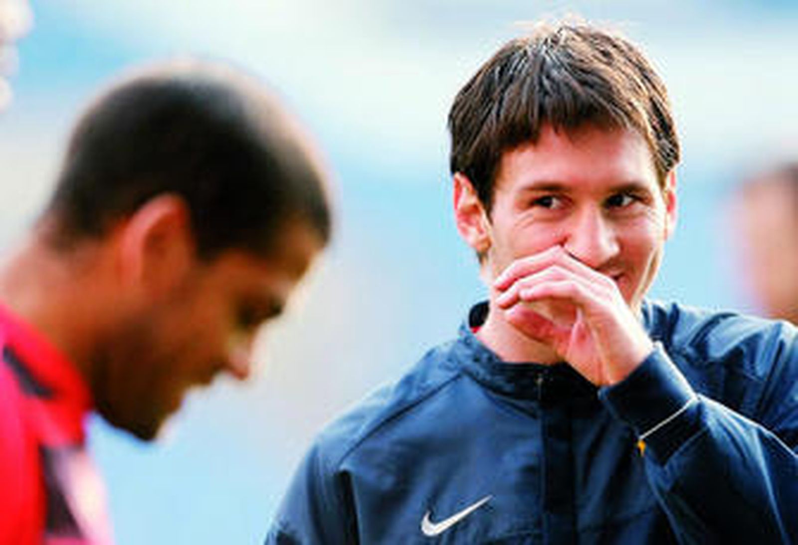 Messi realiza una confidencia a Daniel durante el entrenamiento en Stamford Bridge.