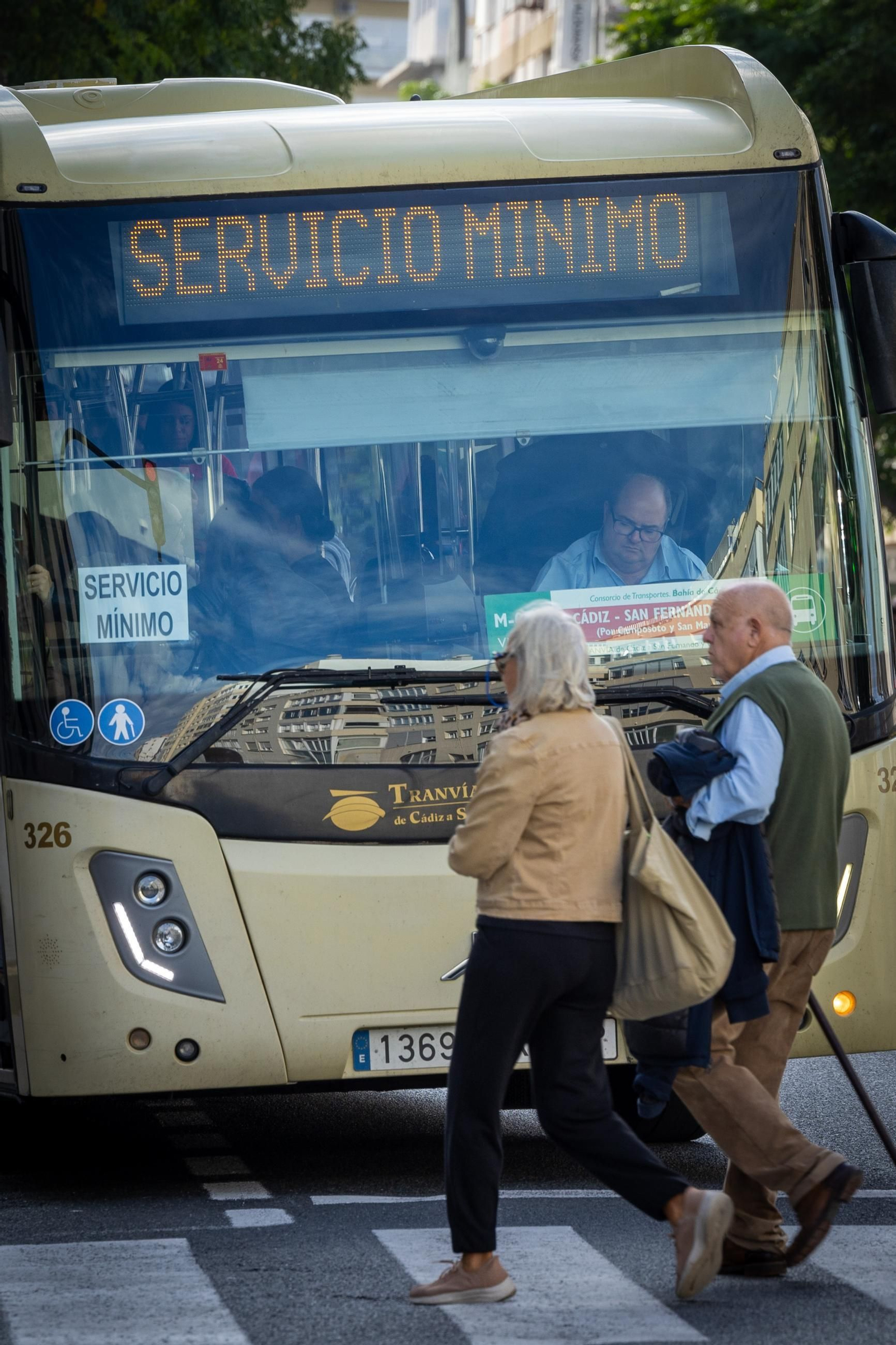 Imágenes de la primera jornada de huelga de autobuses en Cádiz