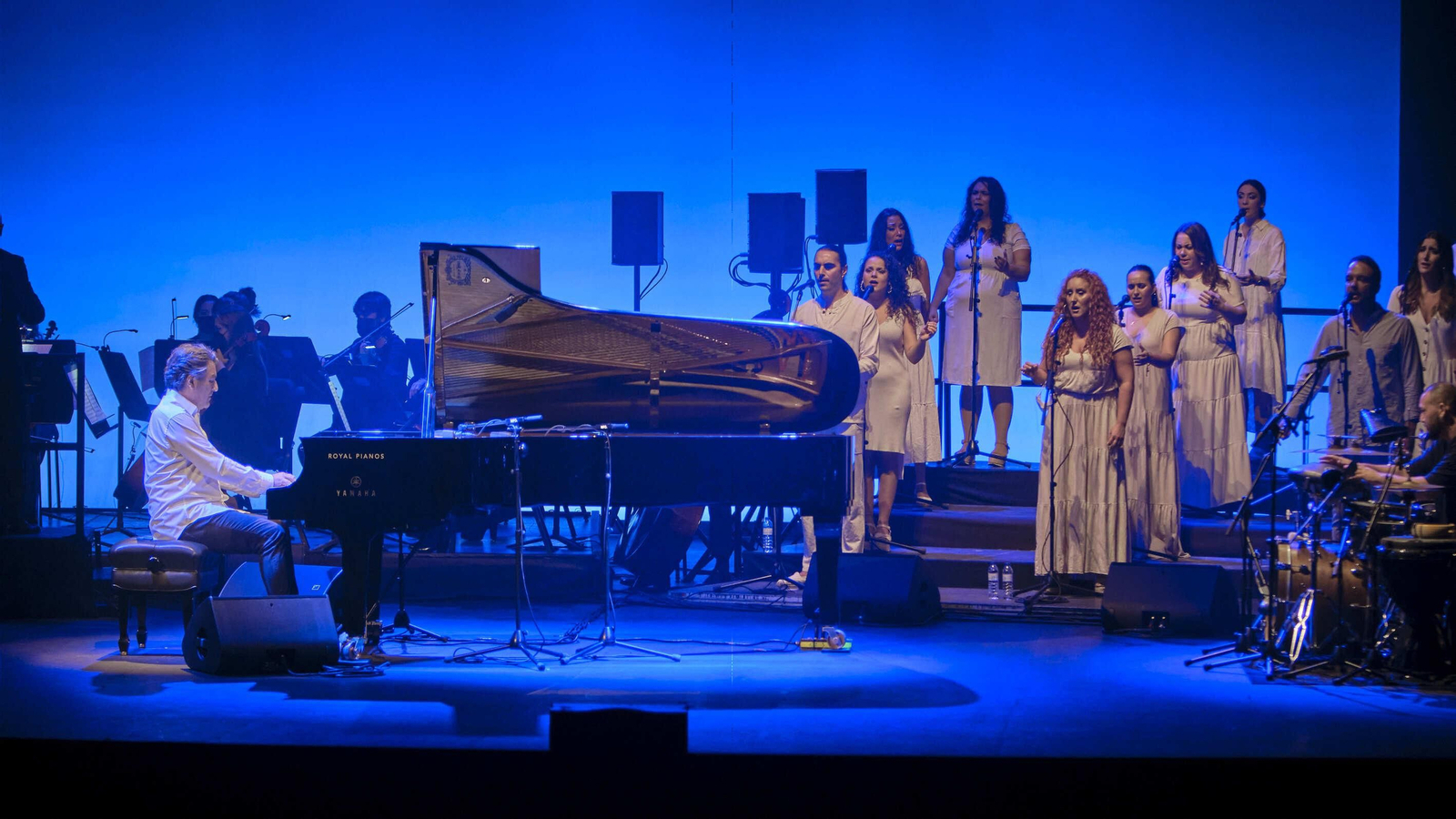 Un momento del espectáculo ‘La roda del viento’ que el pianista Dorantes protagonizó ayer en el Teatro Falla de Cádiz.