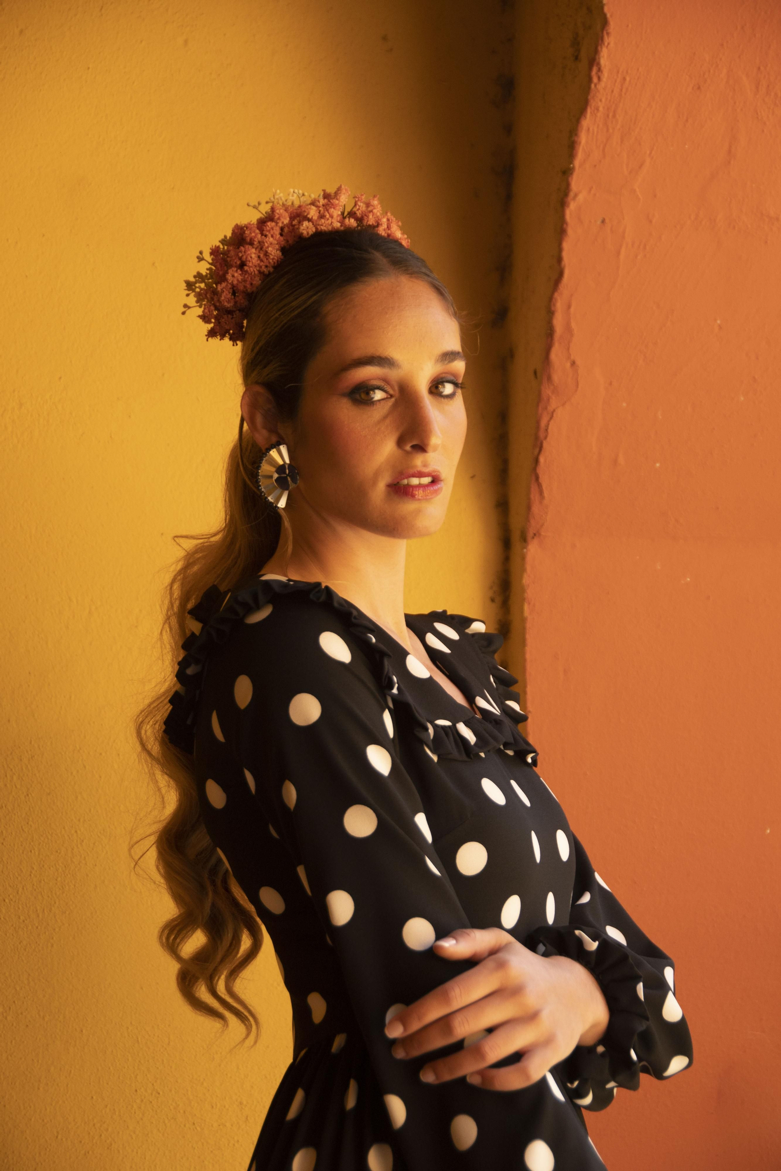 Cómo colocar la flor de flamenca en la Feria de Abril de Sevilla