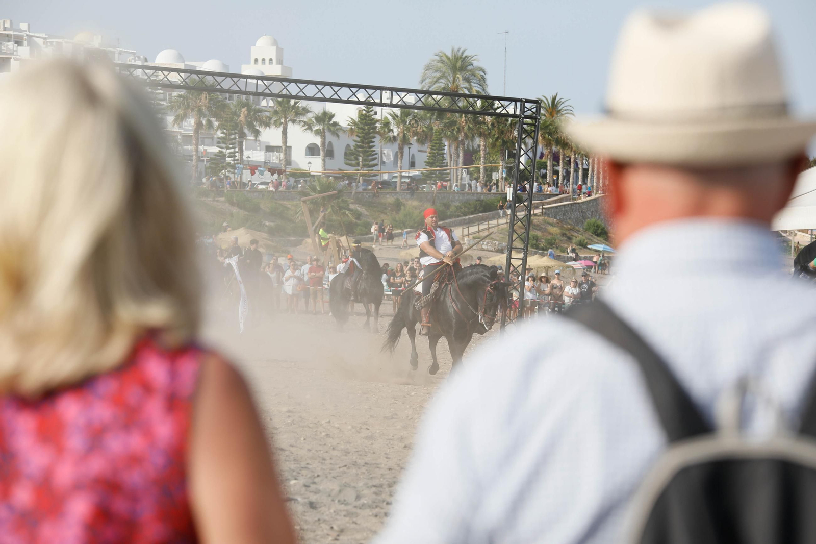 La carrera de cintas y la exhibición de caballos de los Moros y Cristianos de Mojácar, en imágenes