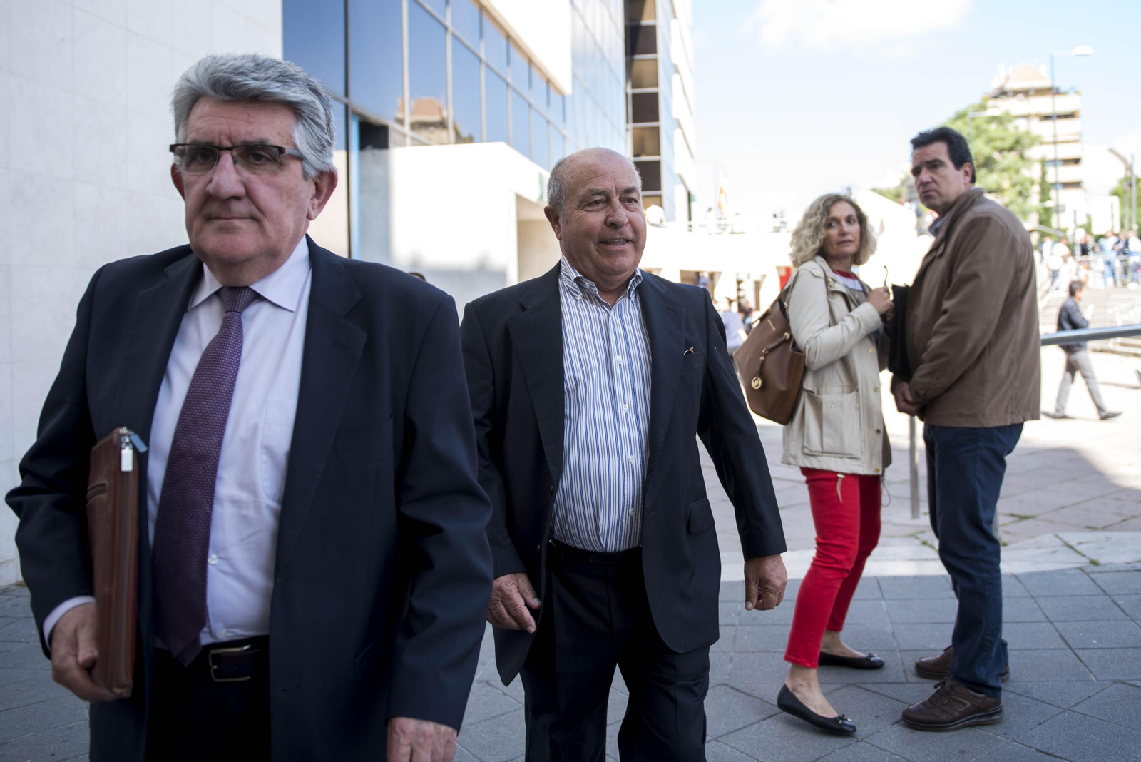 El exalcalde y su abogado, Pablo Luna (izquierda), acudieron al Juzgado para solventar el asunto de la fianza.