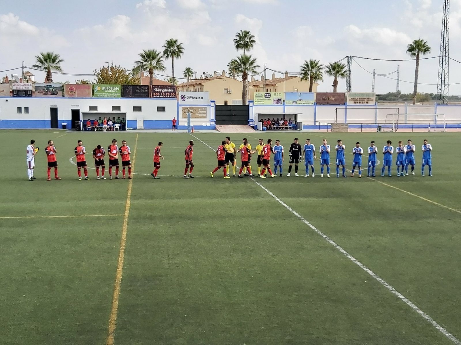Ambos equipos se saludan poco antes de comenzar el encuentro.