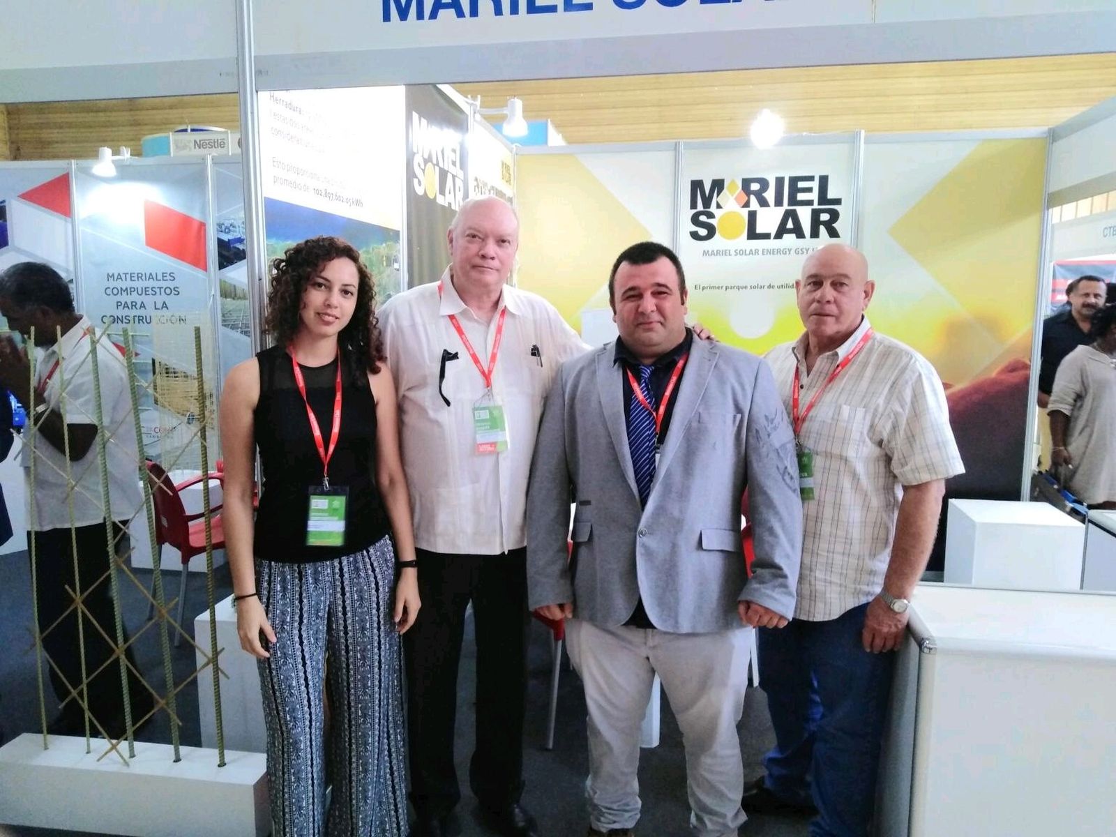 Rubén Sánchez Caamaño (tercero por la izquierda), junto al ministro de Comercio Exterior e Inversión Extranjera, Rodrigo Malmierca Díaz, y técnicos cubanos.