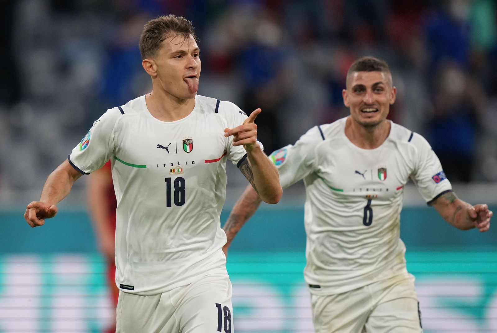 El centrocampista Nicoló Barella celebra su golazo ante Bélgica con Verratti en segundo plano tras él.