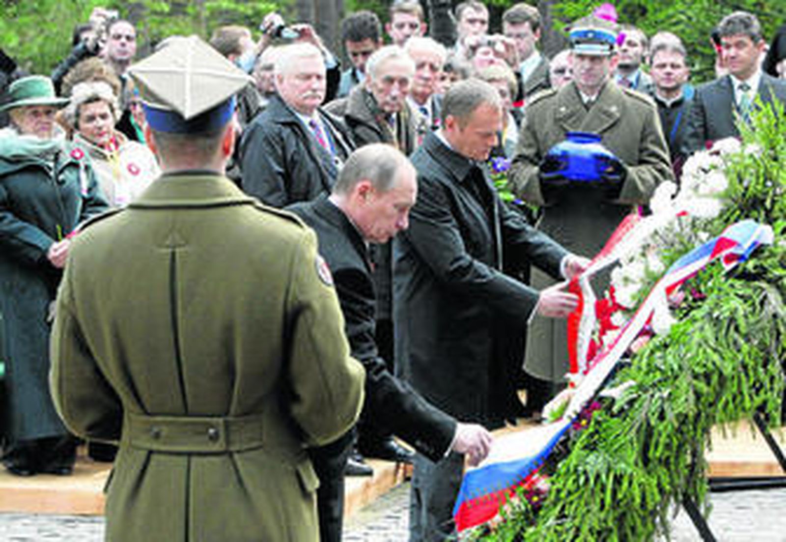 Putin realiza la ofrenda floral junto al primer ministro polaco, Donald Tusk, a las víctimas de Katyn.