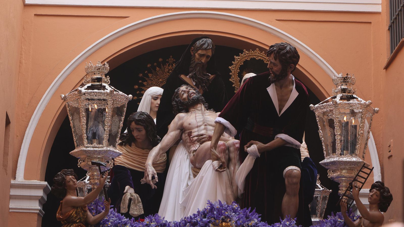 El Cristo de la Caridad, saliendo de San Andrés.