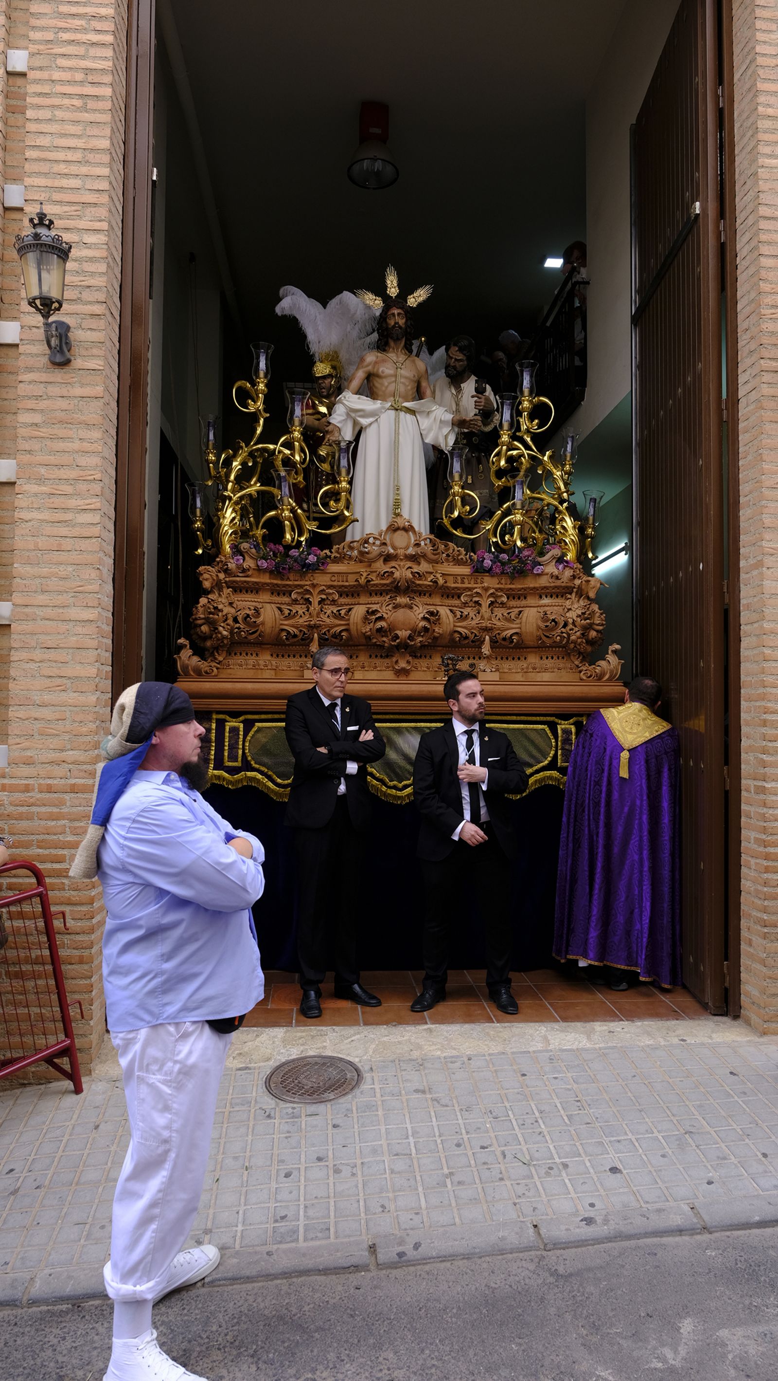 La Procesión de Los Ángeles de sobrepuso a la lluvia, en imágenes
