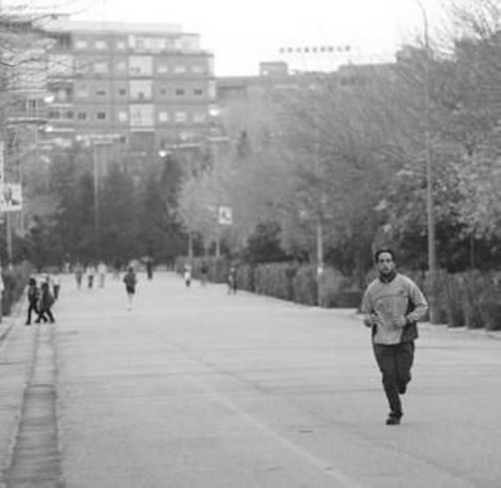Un joven hace deporte por los Paseíllos.