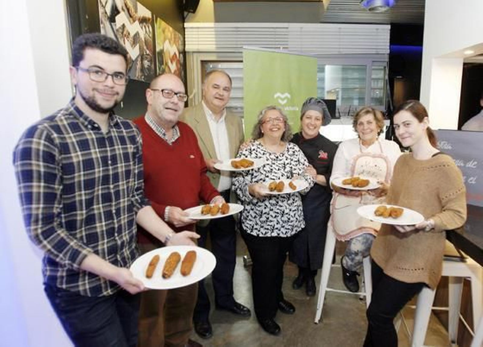 Flamenquines en el Mercado Victoria. El Mercado Victoria acogió un taller de cocina abierto para explicar cómo realizar los mejores flamenquines. La clase acabó con una degustación del producto.  Foto: José Martínez
