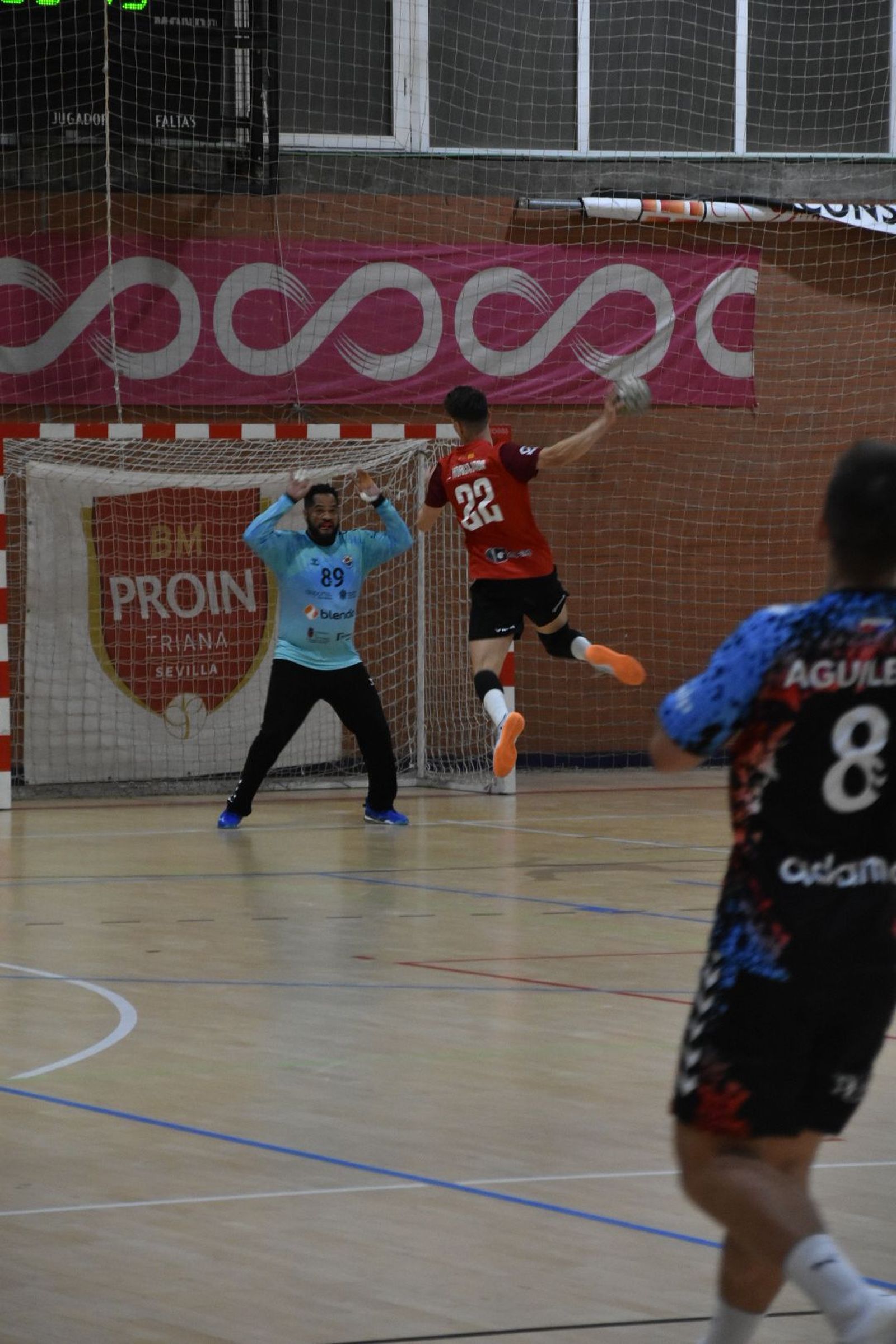 Horcajada culmina un contragolpe en la segunda mitad.