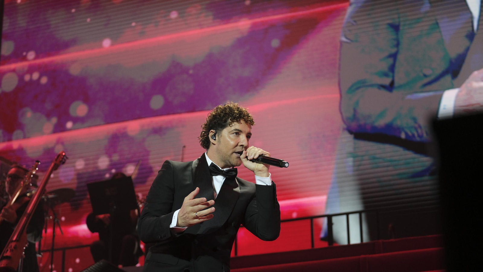 David Bisbal enamora a su Almería en el inicio de la gira 'Todo es Posible en Navidad', en fotografías