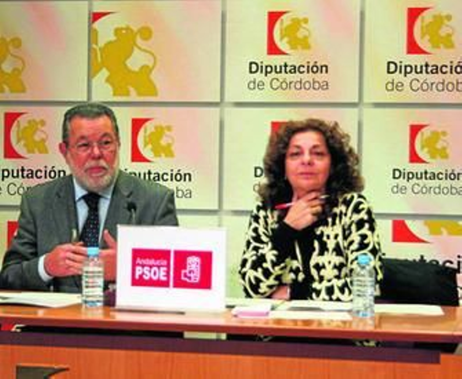 Salvador Blanco, portavoz del PSOE en la Diputación, junto a su compañera de grupo Isabel Niñoles.