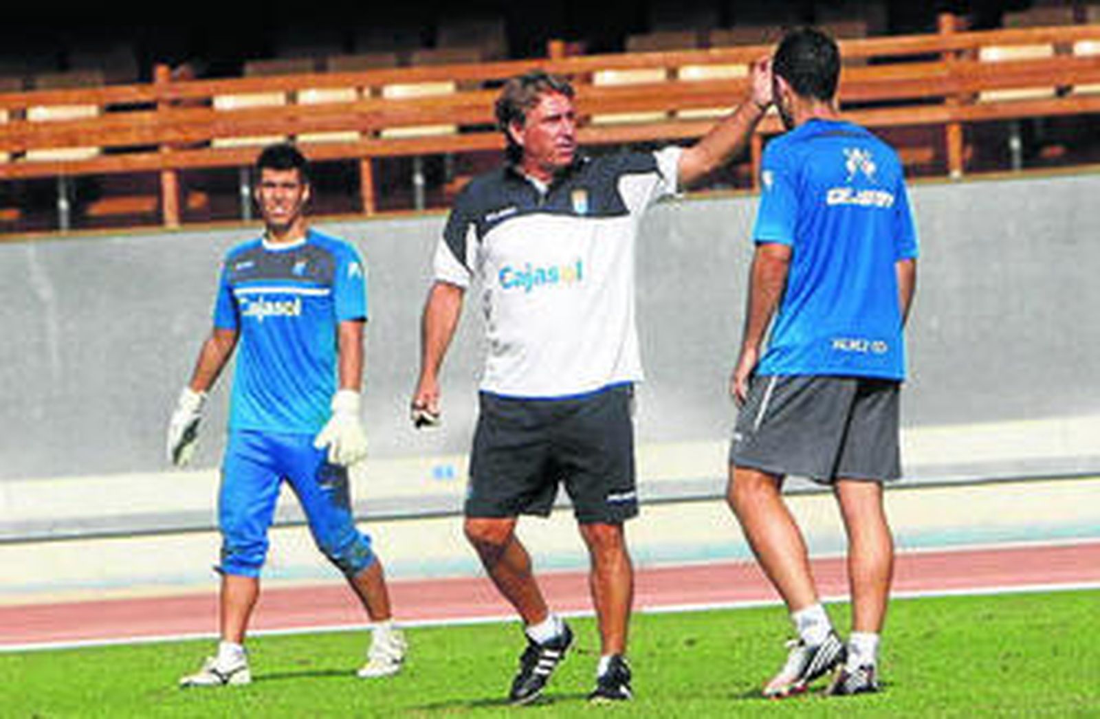 Esteban da instrucciones a sus jugadores en un entrenamiento.