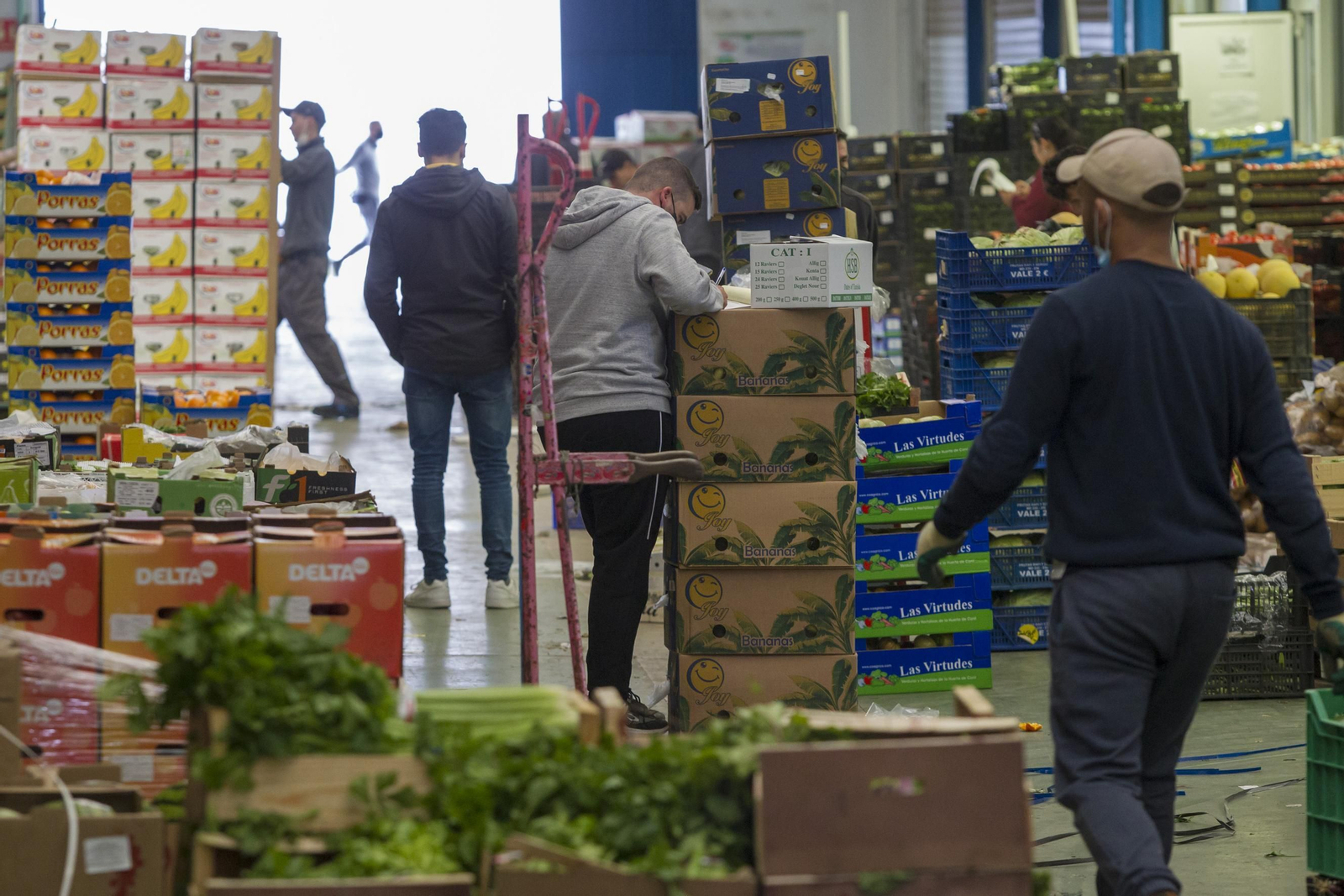 Trabajadores en las instalaciones de Mercamálaga.