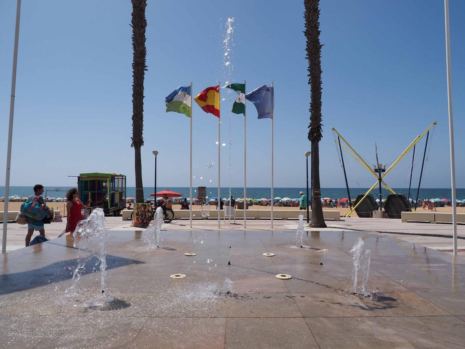 Ambiente de la playa de La Antilla a rebosar en un caluroso día