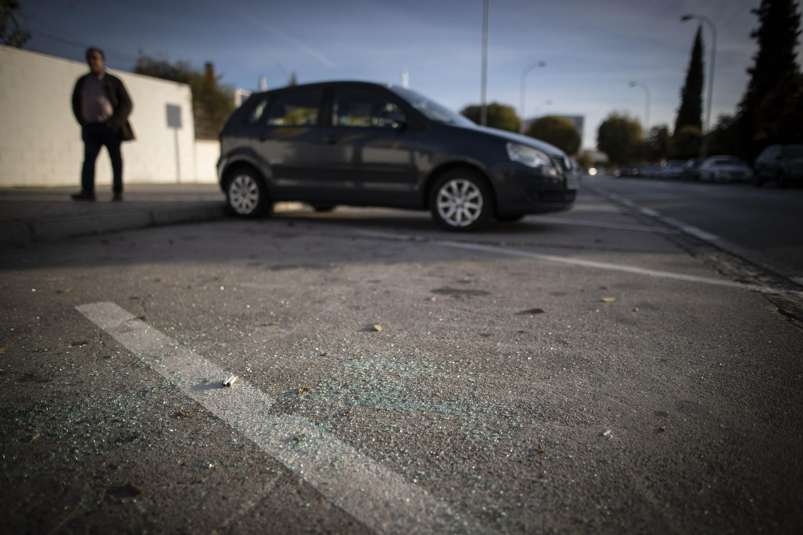 Restos de cristales rotos de un choque que fue objeto de robo, en la Avenida Argentinita.