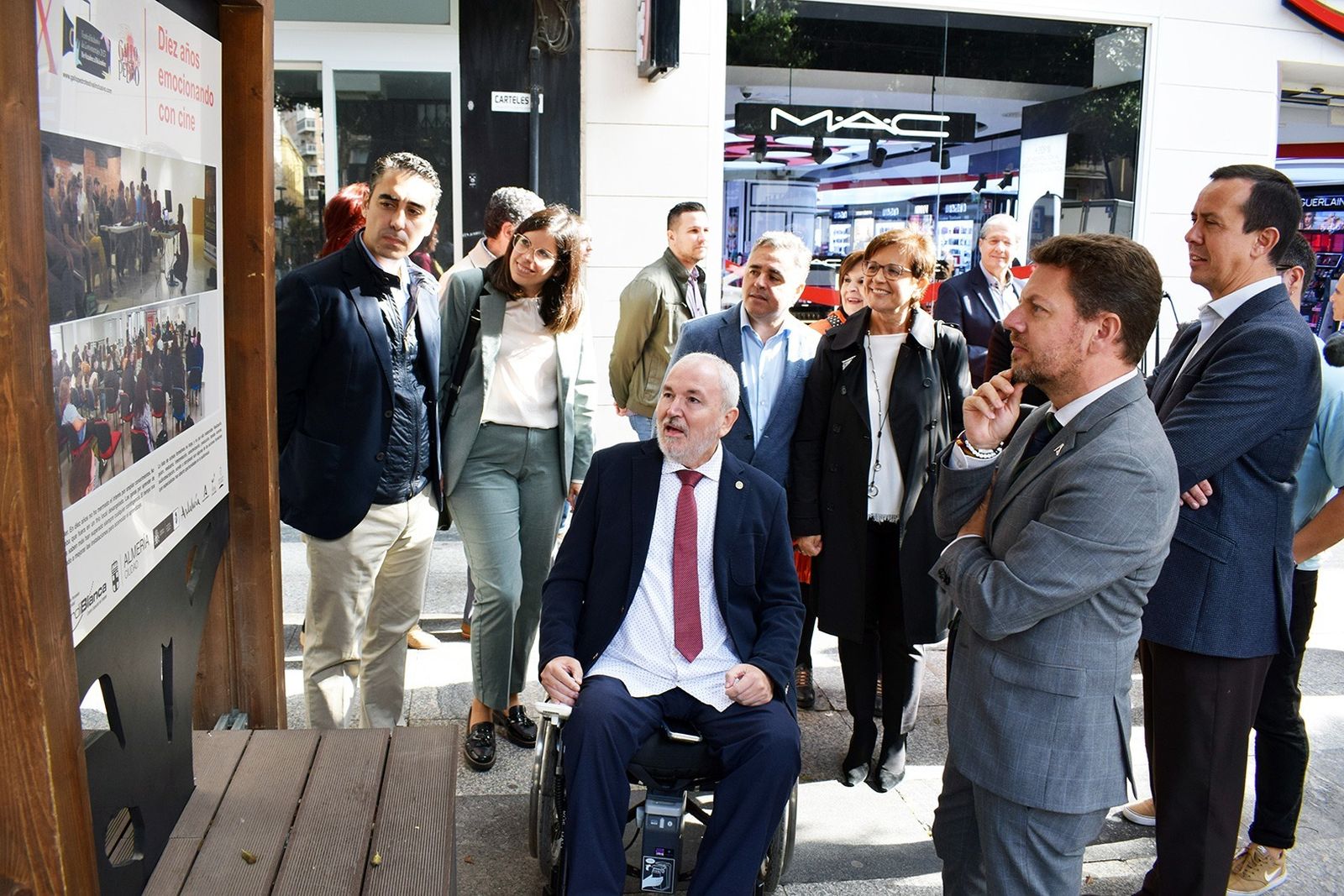 Autoridades durante la apertura de la exposición en el Paseo de Almería.