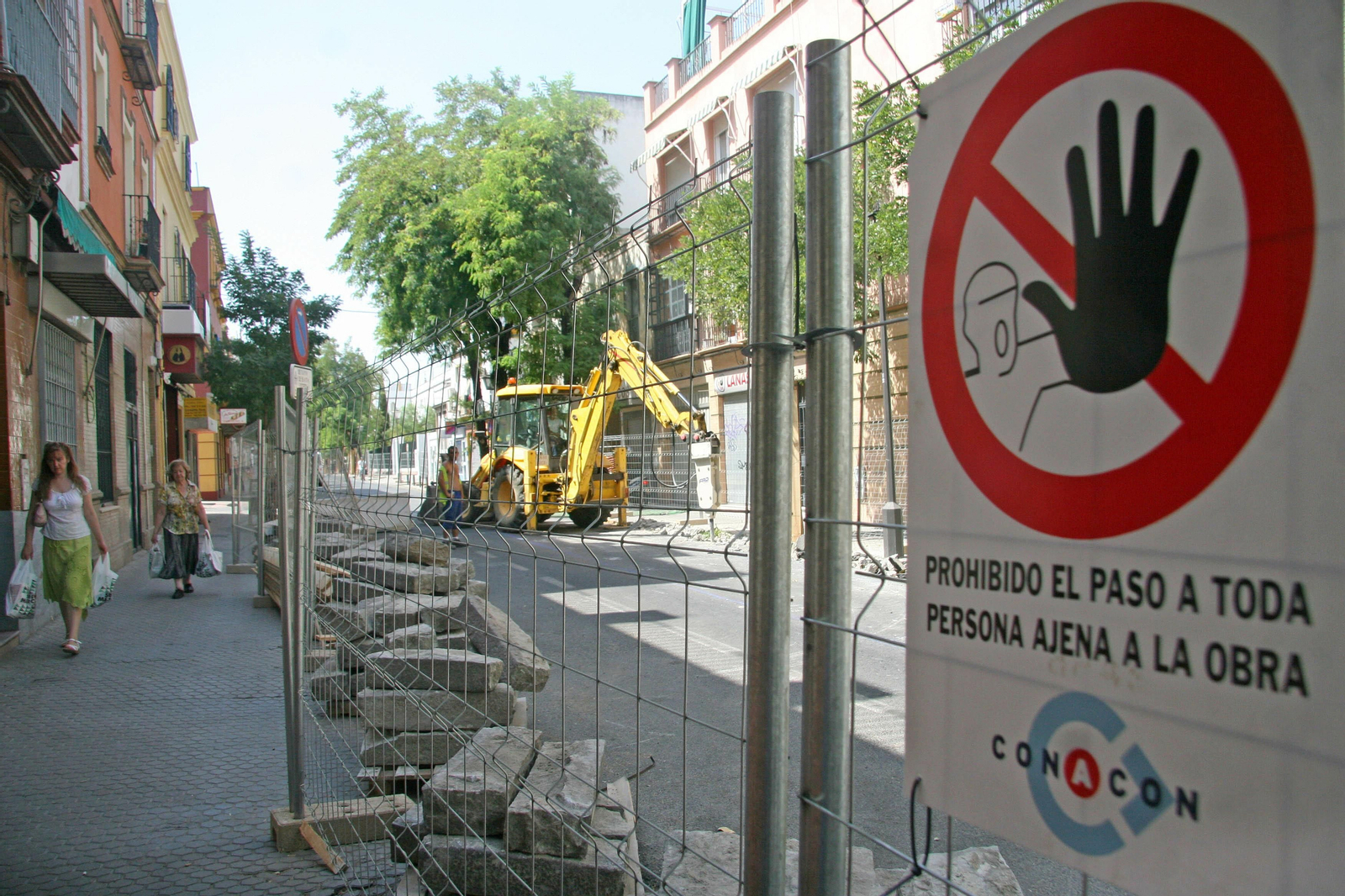 Obras en 2009 para construir el carril bici en la Cruz Roja.