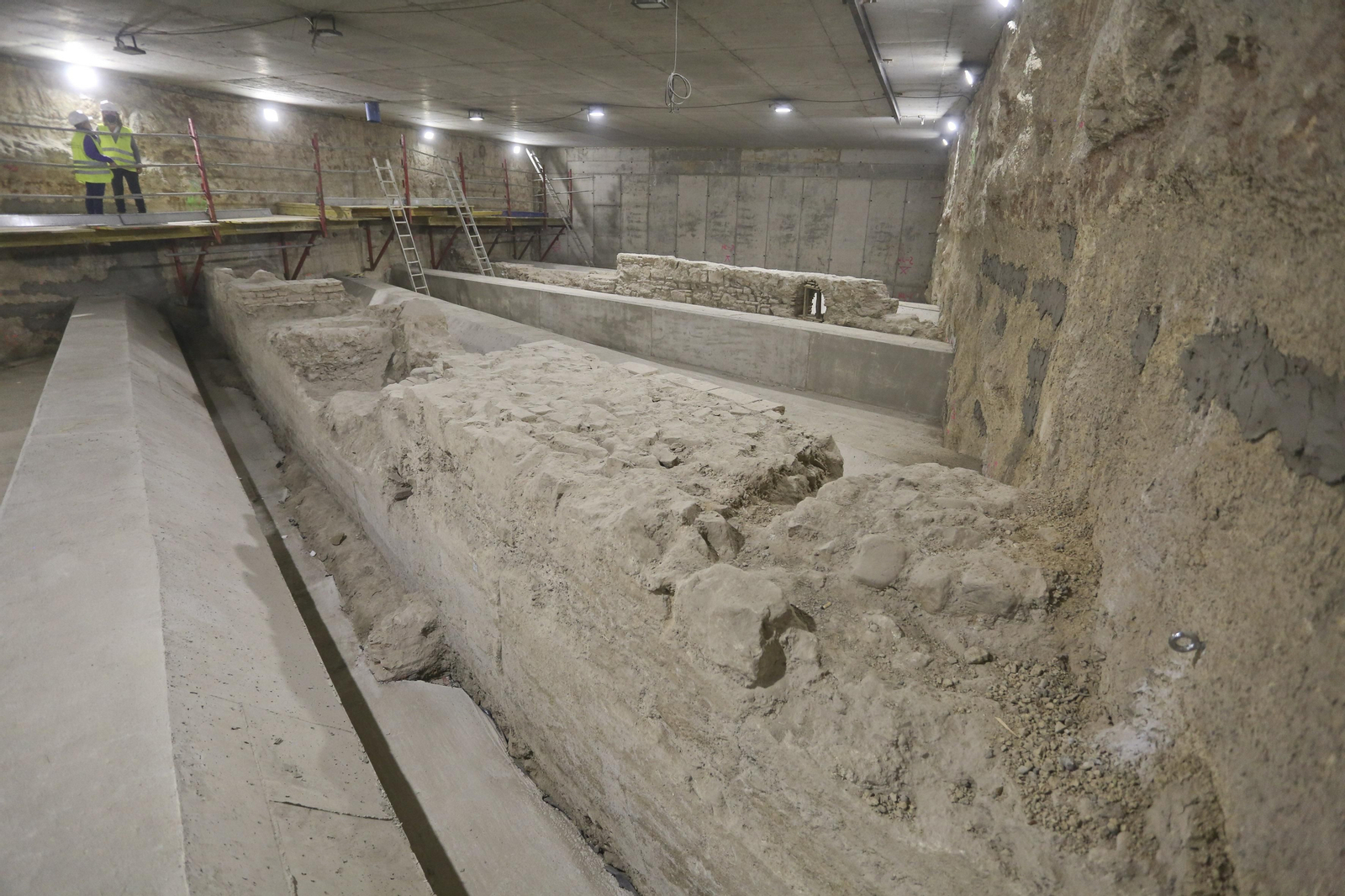 Imagen de los dos trozos de la muralla nazarí rescatados en el interior del túnel del Metro, en la Avenida de Andalucía. Imagen de los dos trozos de la muralla nazarí rescatados en el interior del túnel del Metro, en la Avenida de Andalucía.