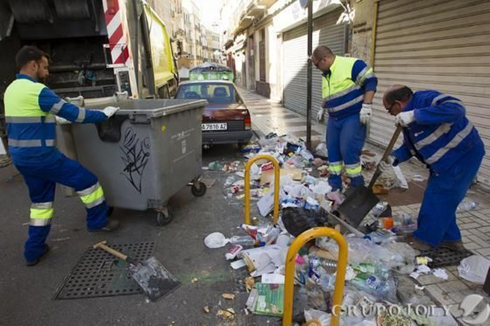 Trabajadores de Limasa limpiando las calles de Málaga.

Foto: Daniel Pérez