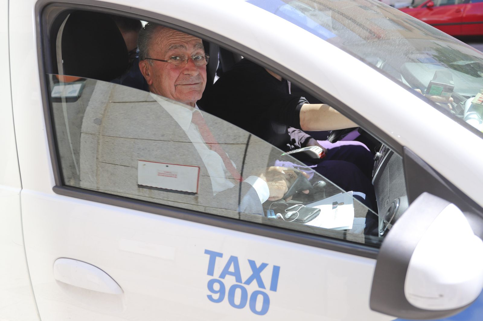 Francisco de la Torre, en el interior del taxi en el que llegó al acto en el distrito Bailén-Miraflores.