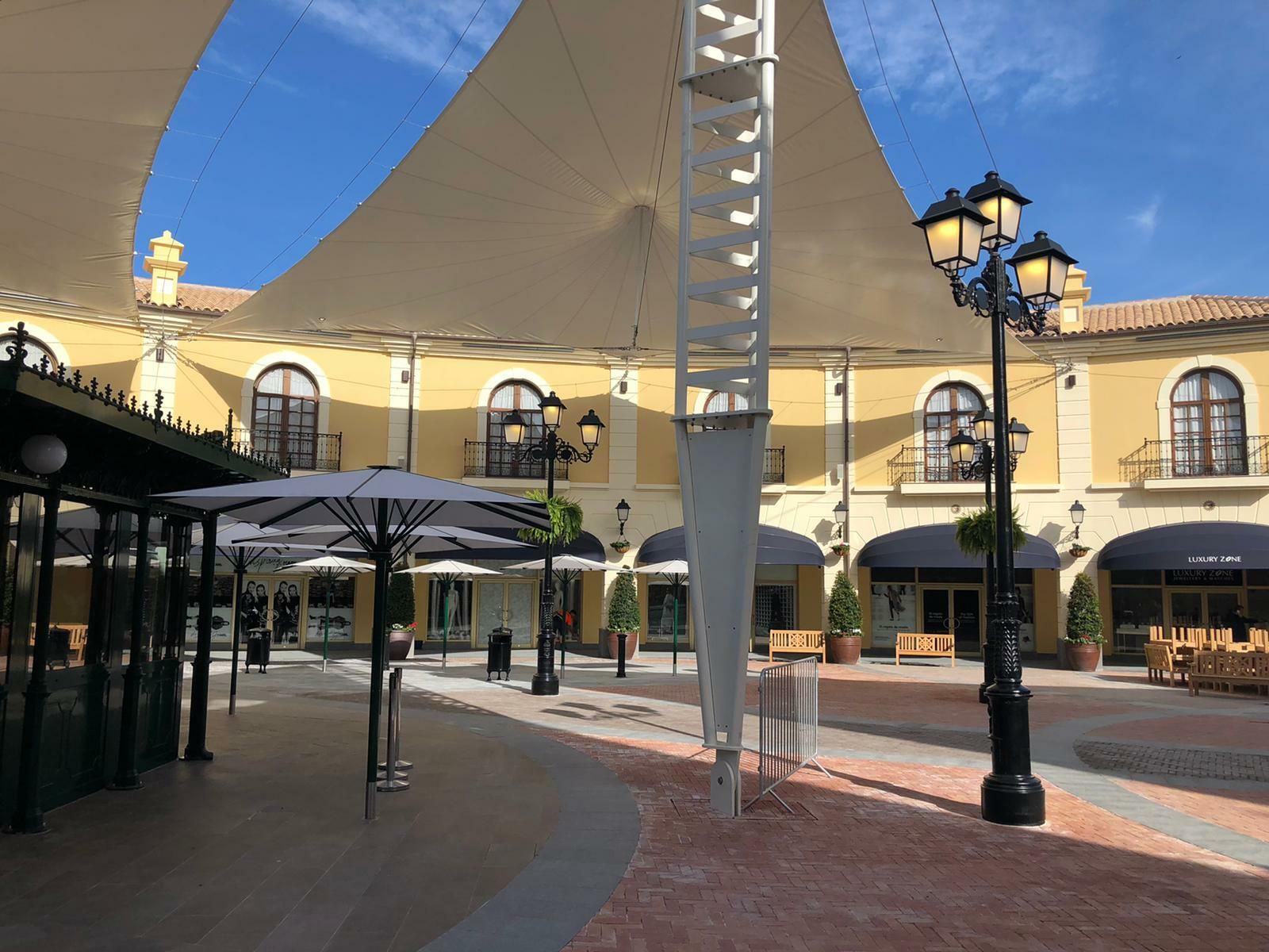 Fotos del 'outlet' del Plaza Mayor en Málaga