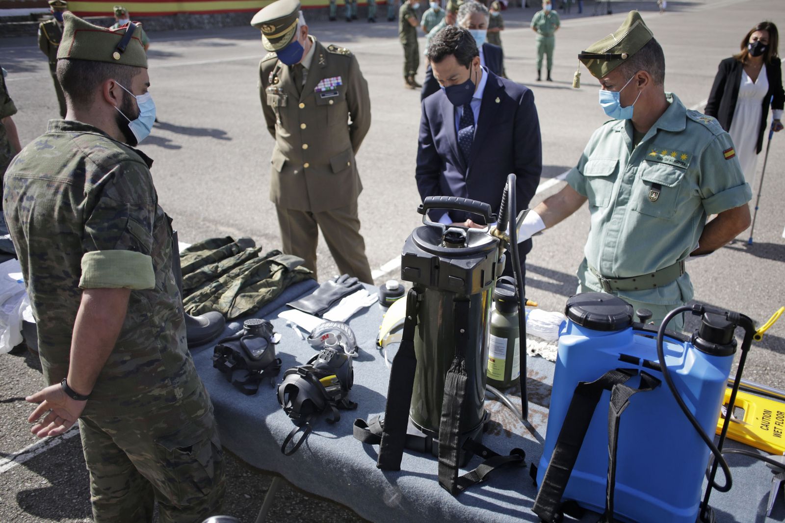 Fotos de la visita de Juanma Moreno a la Legión en Ronda