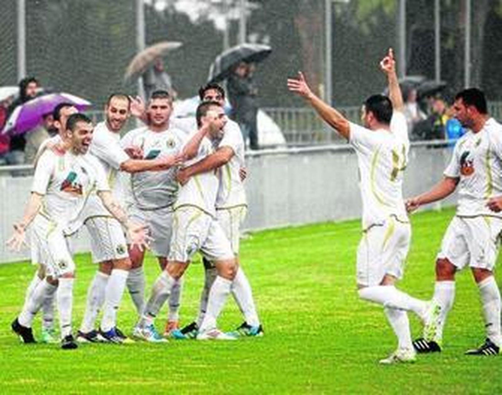 Los jugadores de la Unión celebran un gol de Miguelito que vale por la permanencia.