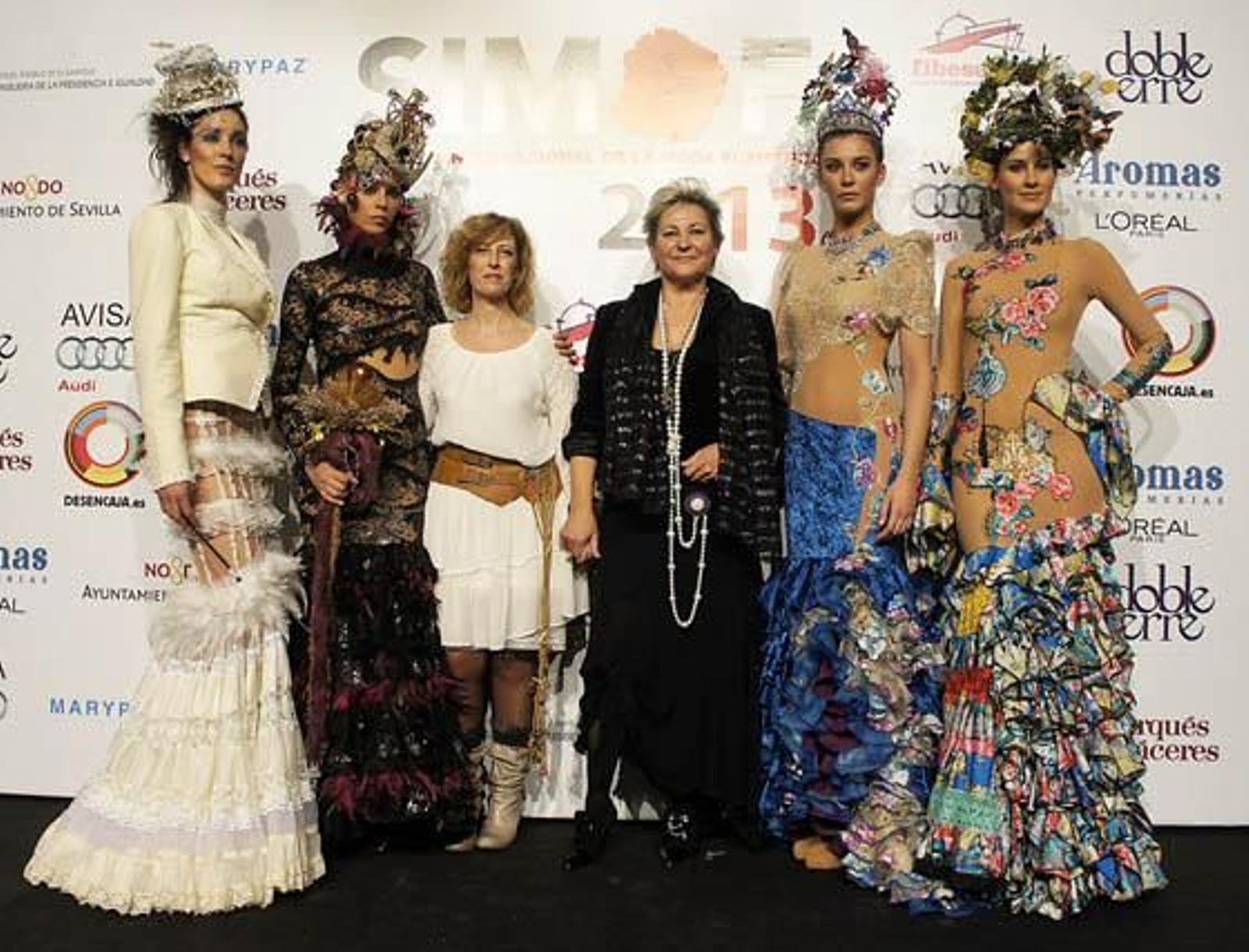 Rosalía Zahíno y Encarna Solá, cuyos diseños y tocados, respectivamente, han sido seleccionados por el Teatro Nacional de Chaillot (París), para vestir a bailarinas de varias escuelas de danza parisinas en la I Bienal de Arte Flamenco de París, que tendrá lugar el próximo mes de junio en la capital francesa.

Foto: Victoria Ramírez