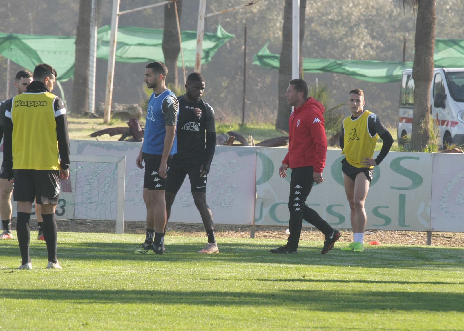Curro Torres dialoga con Bambock durante un entrenamiento.
