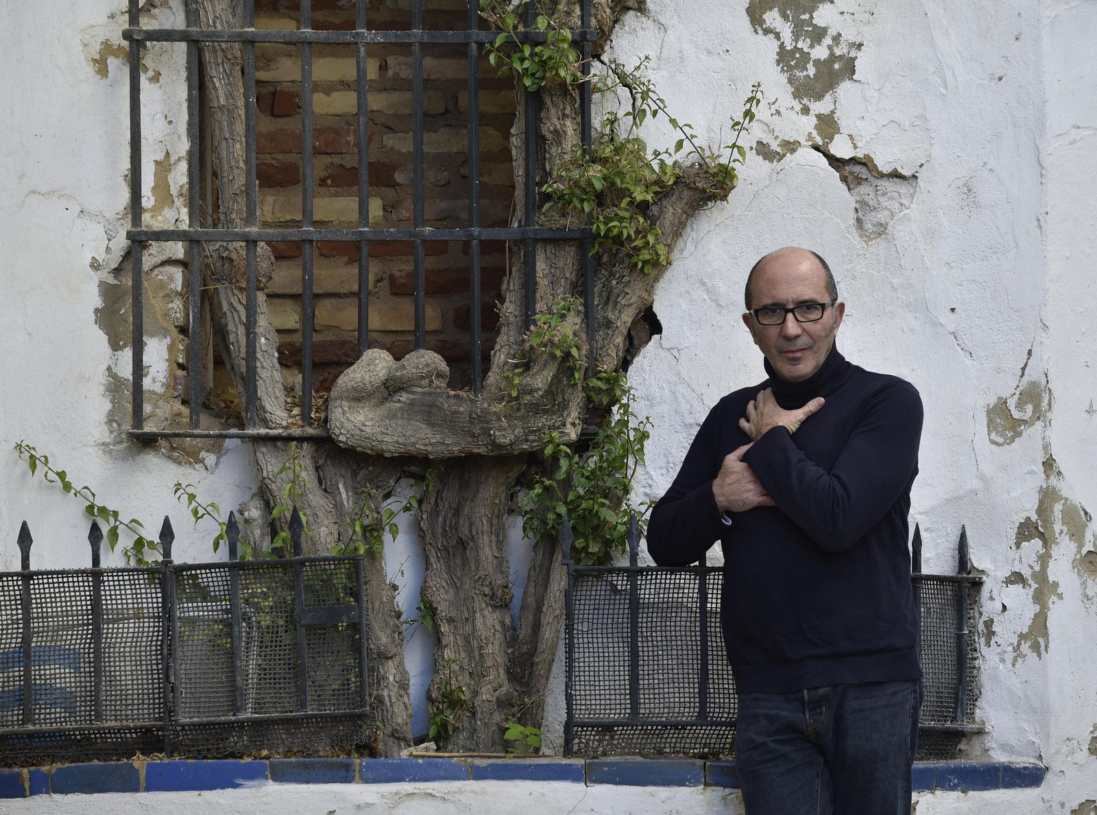 Enrique Sánchez, líder de Los Escarabajos, junto al Alcázar de Sevilla.