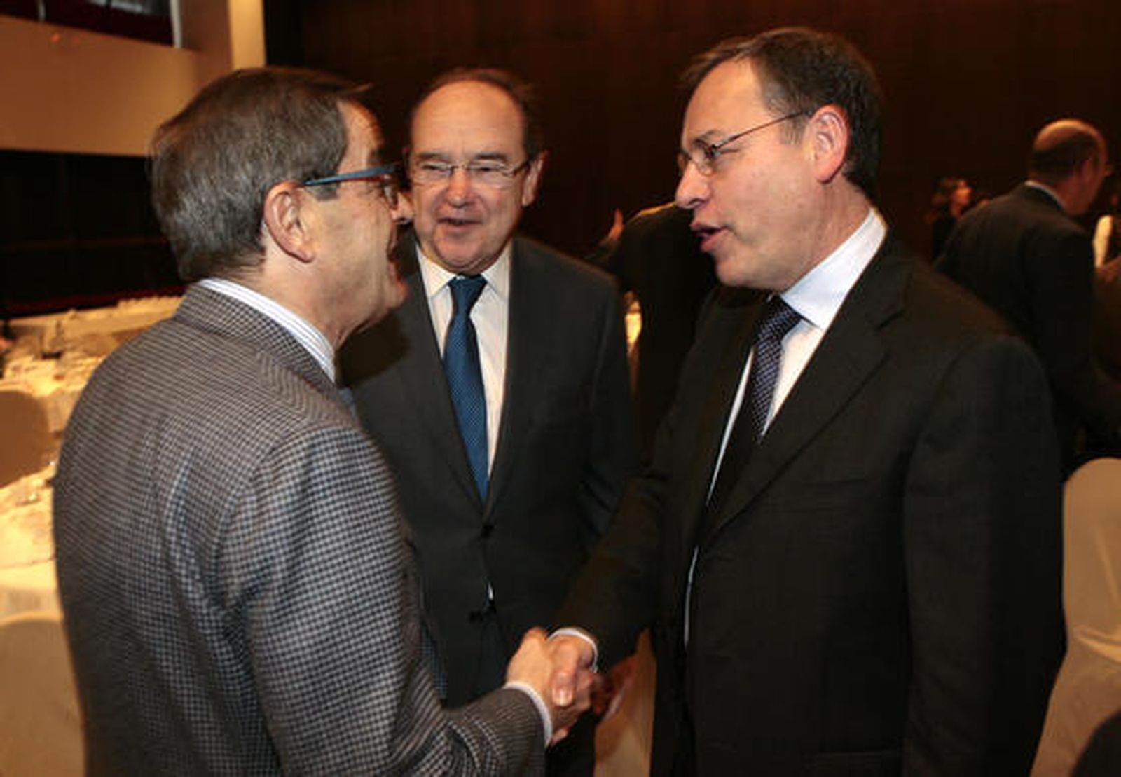 Mario Fernández y Carlos Pla conversan con David Moreno, socio director de Garrigues en Andalucía.

Foto: Victoria Hidalgo y Juan Carlos Muñoz