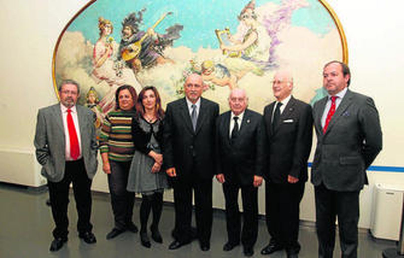 Los premiados con las medallas del Ateneo, ayer, en la Sala María Cristina, con Diego Rodríguez.