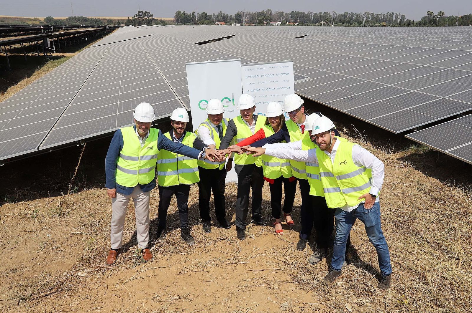 El alcalde junto con varios concejales del equipo de Gobierno y los responsables de Endesa en las instalaciones.