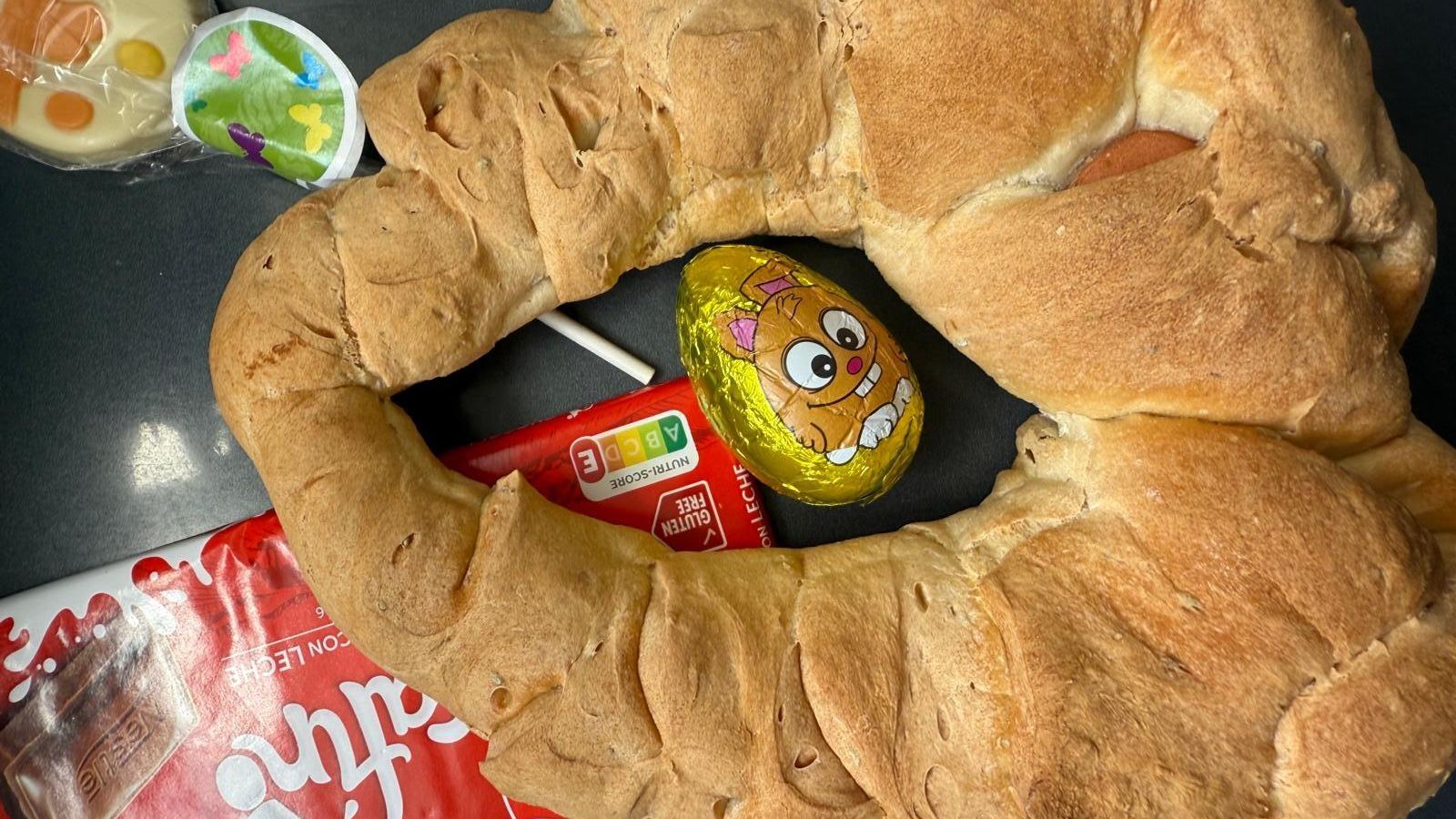 Típica rosca de Pascua en Jabugo que se acompaña con chocolate. Típica rosca de Pascua en Jabugo que se acompaña con chocolate.