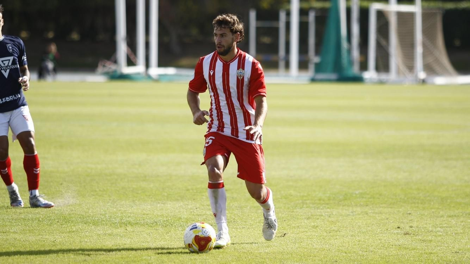 Romera gana metros con el balón en el partido ante el Atlético Antoniano.