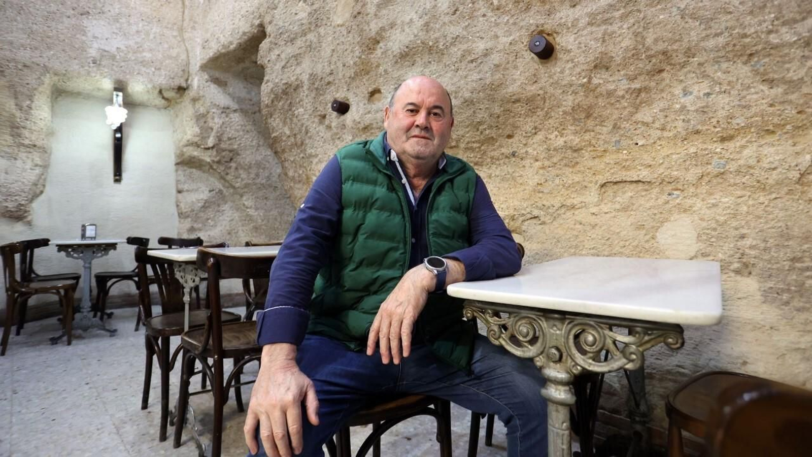 Juan de la Bárbara posa para la entrevista en La Moderna.